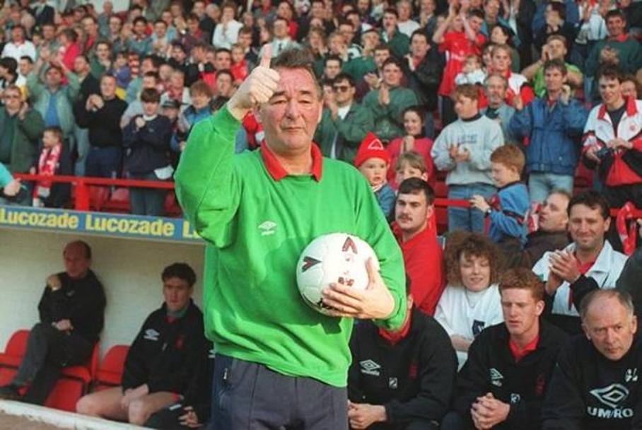 Il tecnico inglese, icona dei successi del Forest, spesso indossava un maglioncino verde durante le partite. (Twitter)